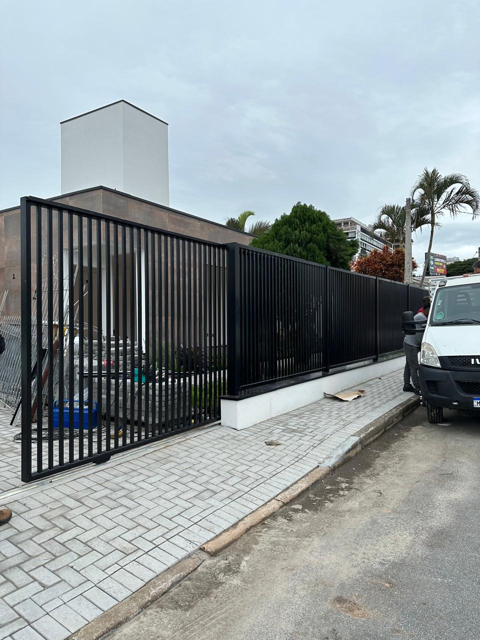 Portão pivotante com ripado